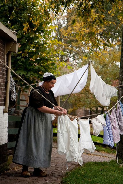 hanging laundry what a pretty picture Clothesline Photography, Woman Hanging Laundry, Clothes On A Clothesline, Primitive Lifestyle, Country Clothesline, Vintage Laundry Photos, Vintage Clothes Line Photos, Washer Cleaning, Laundry Lines