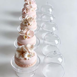 Macaron Favors  @kristinejinglebells @rosejingozian  #farine #macarons #favors #prettyinpink #florals #french #classic #cookie #party #celebrate #events #thingsremembered #sweet #pastry #dessert #flourpuffgirls #chef #pastrychef #cook #instagood #instastyle #instasweet #photooftheday Macaroon Wedding Favors, Bridal Suite Decor, Buffet Set Up, Pop Cake, Macaron Cake, Sweet Pastry, Macaron Flavors, Buffet Decor, Bridal Expo