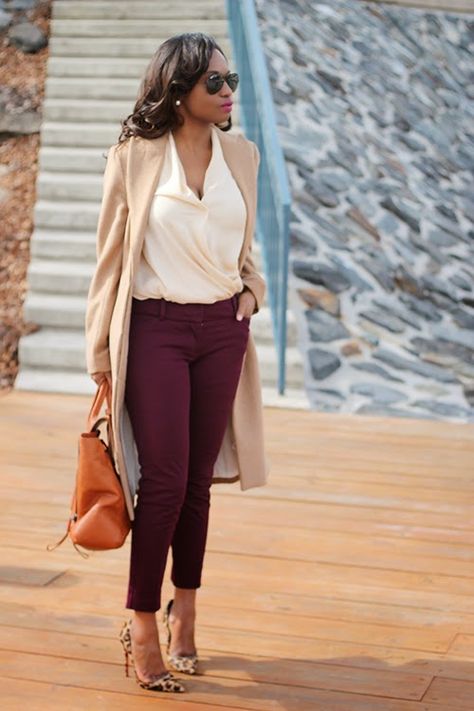 Burgandy Pants Outfits, Outfit Pantalon Vino, Burgundy Pants Outfit, Burgundy Trousers, Pants Outfit Work, Burgundy Outfit, Burgundy Pants, Combination Fashion, Casual Chique