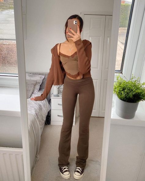 sunday = a brown fit 🐻🤎 Brown Flares Outfit, Brown Leggings Outfit, Flare Outfits, Flares Outfit, Flare Outfit, Brown Flares, Cute Outfits With Leggings, Flared Leggings, Leggings Outfit