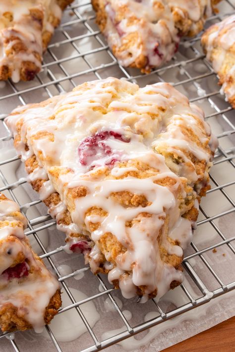 Lemon Raspberry Scones Fluffy Scones Recipe, Dessert Scones, Lemon Raspberry Scones, Gf Scones, Weekend Breakfast Ideas, Cinnamon Baked French Toast, Raspberry Scone, Glazed Scones, Making Scones