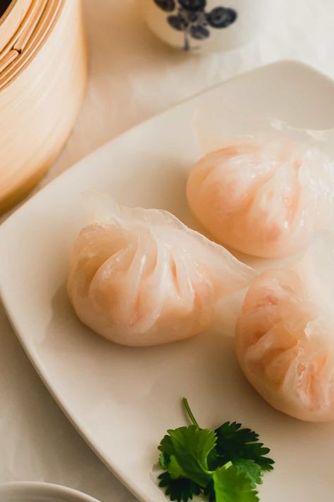 Steamed shrimp har gao dumplings on a white plate. Har Gao, Chinese Shrimp, Har Gow, Dumpling Wrapper, Shrimp Dumplings, Steamed Shrimp, Steamed Dumplings, White Dish, Dumpling Wrappers