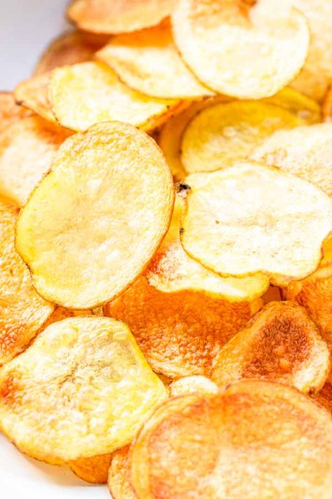 How To Make Crispy Oven Potato Chips - All Day In The Oven How To Make Potato Chips In The Oven, Diy Potato Chips In Oven, Homade Potato Chips, Homemade Chips In Oven, Potato Chips In Oven, Baked Chips Recipe, Oven Potato Chips, Potato Chips Baked, Crispy Potatoes In Oven