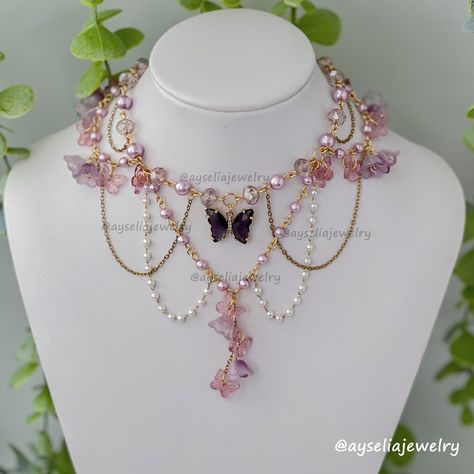 Folklore Necklace 💜 . . . . . #fairycoreaesthetic #fairycorefashion #fairycorejewelry #fairyaesthetic #fairymagic #fairyvibes #dreamyvibes #fairyforest #fairycosplay #fairytalefashion #cottagecoreaesthetics #cottagecorejewelry #beadedjewelry #cottagecorefashion #oldmoney #bridgerton #bridgertonvibe #bridgertonjewelry #gemstonenecklaces #magicjewelry #erastourtaylorswift #magicaljewelry #taylorswiftjewelry #taylorswifterastour #fairycorenecklace #beadednecklaces #taylorswiftfan #princessvibes... Folklore Necklace, Handmade Necklace Tutorial, Cottage Core Jewelry, Fantasy Necklace, Shiny Jewelry, Wire Wrapped Jewelry Diy, Diy Friendship Bracelets Patterns, Fairy Jewelry, Jewellery Sketches