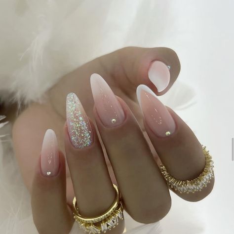 Diy Valentine's Nails, Acrylic Nails Stiletto, Fake Nails White, Short Fake Nails, Romantic Nails, Ombre Acrylic Nails, Glamorous Nails, Almond Nails Designs, Stick On Nails