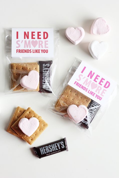 Sweet Little Peanut | "I Need S'more Friends Like You!" Darling homemade kids Valentine idea with Free download printable to make your own! Valentine Ideas For Kids, Valentines Diy Kids, Pinterest Valentines, Roses Valentine, Hadiah Valentine, Valentines Bricolage, Valentinstag Party, Valentine Gifts For Kids, Kids Valentines