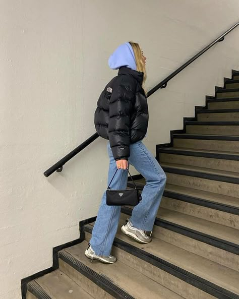 North Face Jacket Outfit, Mode Logos, Doudoune The North Face, Mode Converse, Sommer Strand Outfit, Jaket Denim, Puffer Jacket Outfit, Look Adidas, Populaire Outfits