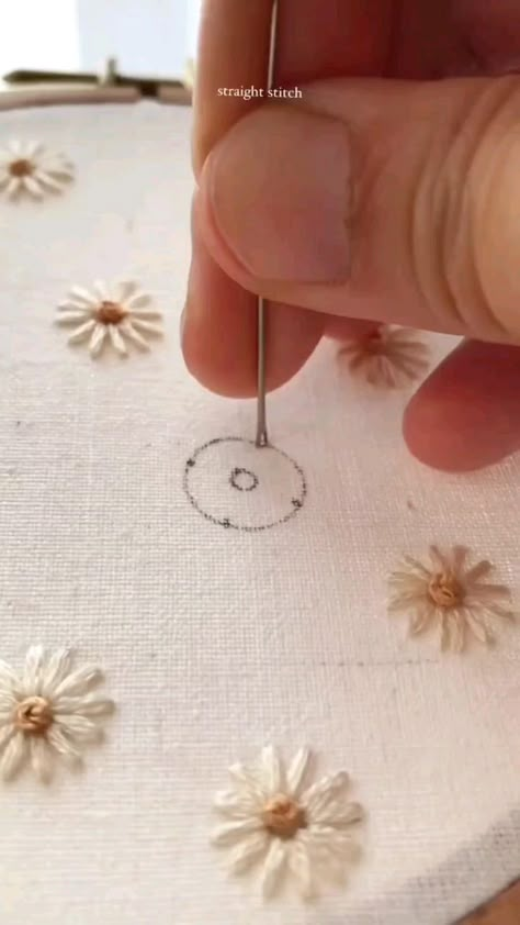 White Daisy Embroidery, Small Cute Embroidery Designs, Needles And Threads, Sulam Manik, Majlis Perkahwinan, Broderie Simple, Basic Hand Embroidery Stitches, Simple Hand Embroidery Patterns, Pola Bordir