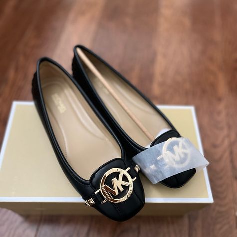 Mk Sandals, Black Leather Trainers, Mk Shoes, Rose Gold Flats, Michael Kors Flats, Patent Leather Ballet Flats, Buckle Loafers, Bow Sandals, Leather Flat Shoes