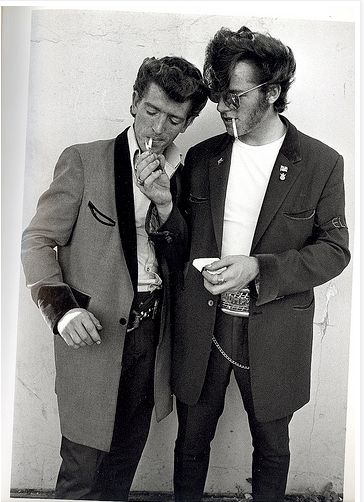 Teddy boys. These boys were a part of subculture that like to dress similar to dandies in the Edwardian period. Teddy Boy Style, Teddy Boy, Teddy Girl, Estilo Pin Up, Teddy Boys, 1950s Style, Psychobilly, Rockabilly Fashion, Youth Culture