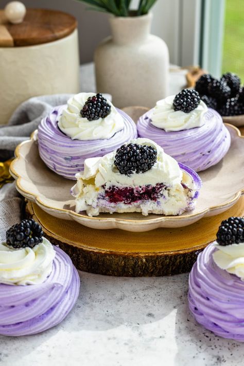 Meringue Dessert, Pavlova Dessert, Meringue Cookie Recipe, Spring Baking, Pavlova Recipe, Blueberry Desserts, Blackberry Jam, Fancy Desserts, Mini Desserts