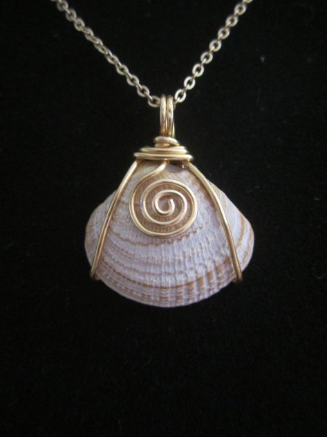 Wire wrapped shell pendant. | jewelry Drátěná Socha, Cincin Diy, قلادات متدلية, Anting Manik, Diy Armband, Jewerly Making, Wire Jewelry Designs, Seashell Jewelry, Wire Work Jewelry