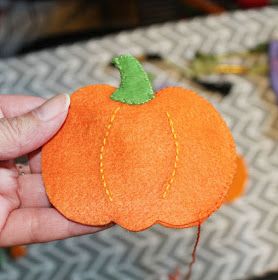 The Sassy Pack Rat: Free Felt Jack 'O Lantern Pumpkin Ornament Pattern Felt Jack O Lantern, Fall Felt Crafts, Halloween Felt Crafts, Pumpkin Patterns Free, Pack Rat, Pumpkin Ornaments, Felt Ornaments Patterns, Felt Pumpkins, Pumpkin Ornament