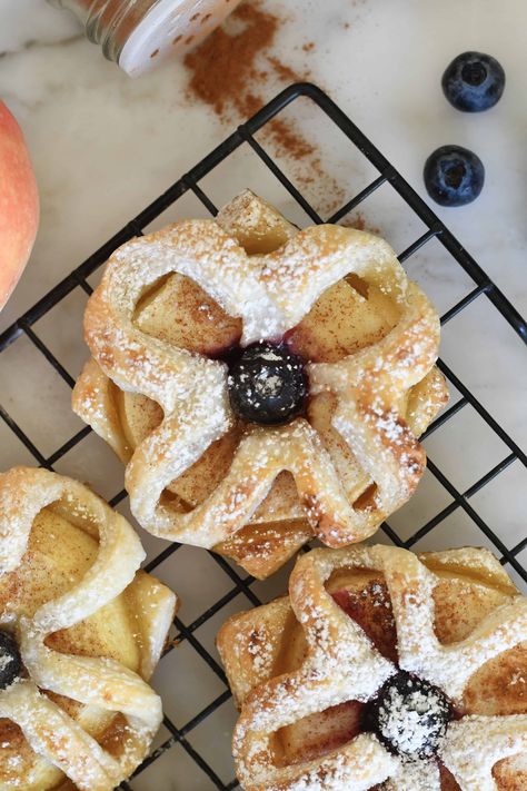 Apple Slices Wrapped In Puff Pastry, Apple With Puff Pastry, Apple Puff Pastry Recipes, Apple Tart Puff Pastry, Puff Pastry Apple Tart, Mini Apple Tarts, Apple Tartlets, Puffed Pastry, Moist Apple Cake