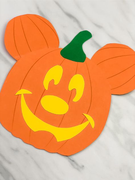 This Mickey Mouse pumpkin craft for kids is a fun and easy paper craft inspired by the big Halloween statute of Mickey at Disneyland during Halloween. It's super simple to make and comes with a free printable template. Great for children to do at home with the family or at school. #simpleeverydaymom #mickeymouse #pumpkincrafts #disneyland #disneykids #halloween #halloweencrafts #halloweencraftsforkids #kidscrafts #craftsforkids #kidsactivities #printablesforkids #preschool #elementary Disney Halloween Crafts, Pumpkin Craft For Kids, Pumpkin Crafts Preschool, Mickey Mouse Template, Miki Fare, Mickey Mouse Crafts, Disney Activities, Mouse Pumpkin, Mickey Mouse Pumpkin