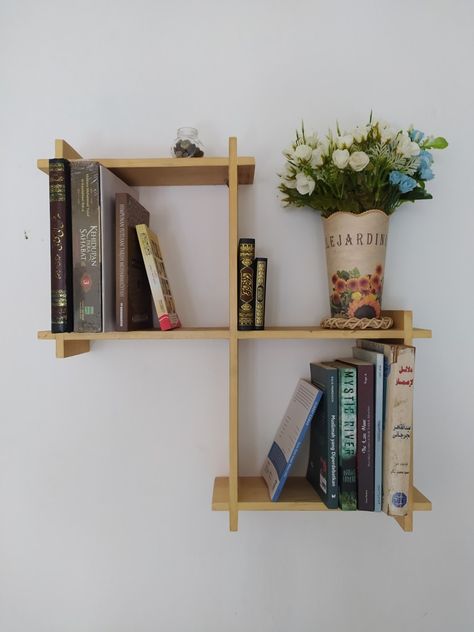 Mini Wall Bookshelf, Aesthetic Book Shelf Small, Small Wall Bookshelf Ideas, Small Bookshelf Ideas Bedrooms, Small Book Shelf Ideas, Small Wall Bookshelf, Simple Bookshelf Diy, Small Bedroom Bookshelf, Small Bedroom Bookshelf Ideas