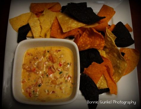 Shrimp fondue appetizer (﻿a blend of spicy shrimp, creamy cheese, and fresh pico de gallo. Served @ Ruby Tuesdays. To die for!! Shrimp Fondue, Seafood Festival, Fondue Party, Ruby Tuesday, Fondue Recipes, Spicy Shrimp, Feeling Pretty, Creamy Cheese, Yummy Dips