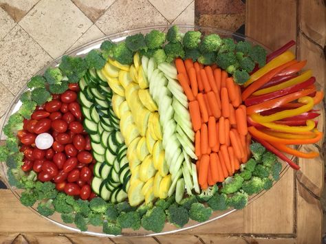 Fish shape Veggie Tray Fest Mad, Fishing Birthday Party, Decorações Com Comidas, Vegetable Tray, Party Trays, Veggie Tray, Party Platters, Läcker Mat, Deilig Mat