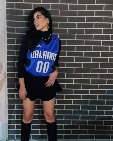 Nba Game Outfit Woman Jersey, Basket Ball Jersey Outfit Girl, How To Wear Basketball Jersey Women, 90s Basketball Jersey Outfit, Oversized Basketball Jersey Outfit Women, Basketball Jersey Outfit Women Fashion, Basketball Game Outfit Women Jersey, Nba Jersey Outfit Woman, Basketball Outfit For Women