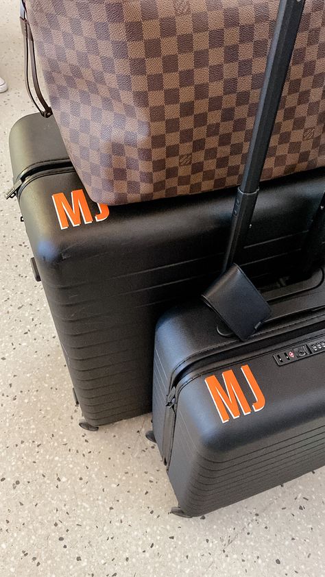 Luggage Monogram Sticker, Suitcase Vinyl Ideas, Luggage Stickers Ideas, Luggage Identifiers Ideas, Goyard Luggage, Monogrammed Luggage, Luggage Tags Diy, Sticker Luggage, Luggage Ideas