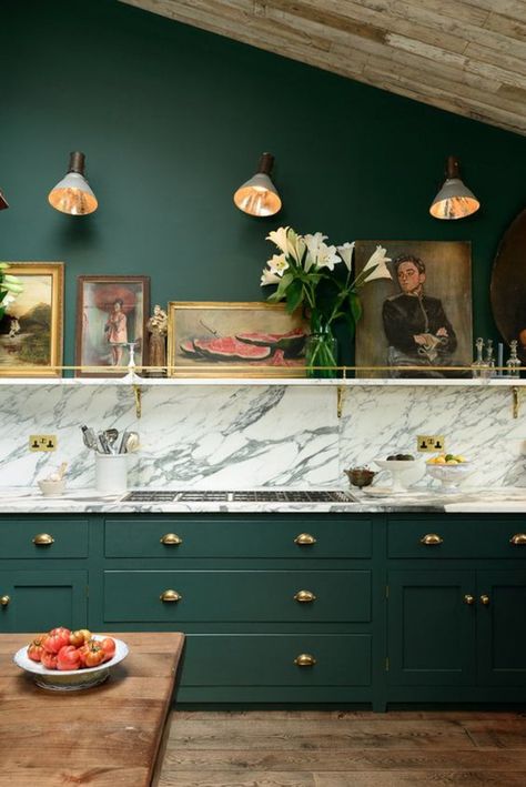 Classic English Kitchen, Dark Green Kitchen, Sofa Green, Devol Kitchens, Country Kitchen Designs, Green Kitchen Cabinets, English Kitchens, Green Furniture, Farrow And Ball