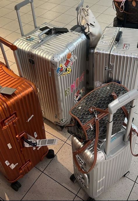 @rimowa_official & @goyardparis💕✨️ Rimowa Aesthetic, Rimowa Luggage Set, Luggage Aesthetic Airport, Rimowa Luggage Aesthetic, Rimowa Trunk, Rimowa Suitcase, Rimowa Luggage, Luggage Ideas, Airport Aesthetic