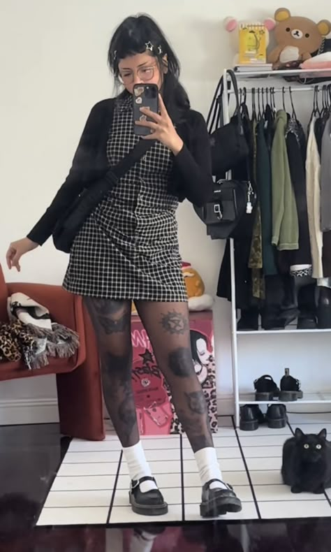 Jazzy Aesthetic, Cute Alternative Outfits, Ripped Tights Outfit, Grunge Fall Outfits, Mary Janes Outfit, Corporate Goth, Fall Ootd, Alt Outfits, Tumblr Outfits