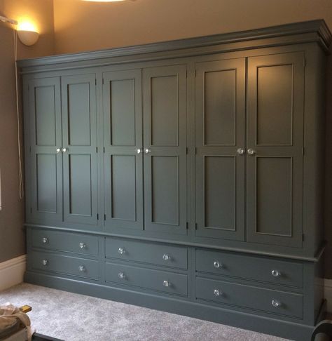 Built In Cupboards Bedroom, Built In Wardrobe Doors, Wooden Cupboard Design, Fitted Wardrobes Bedroom, Sliding Door Wardrobe Designs, Bedroom Built Ins, Armoire Dressing, Bedroom Built In Wardrobe, Wardrobe Interior