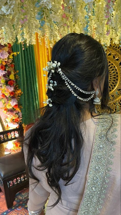 Saharay Earring Hairstyle, Traditional Look Hairstyles, Saharey Earrings Hairstyle, Hairstyle On Traditional Outfit, Hairstyles With Sahara Earrings, Sahara Earrings Hairstyle, Hairstyles For Weddings Indian, Wedding Aesthetic Indian, Desi Hairstyles