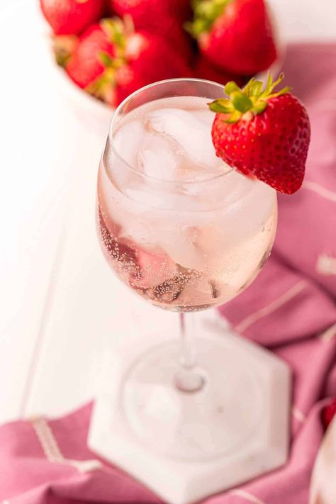 Try this easy rosé spritzer, a simple 2-ingredient cocktail that's perfect for summer! Since it's not too sweet, it's a popular and lower calorie option. Gin Tonic Recetas, Pink Gin Cocktails, Gin Tonic Recipe, Hotarubi No Mori E, Gin And Prosecco, Gordon's Gin, Tonic Recipe, Prosecco Cocktails, Gin Recipes