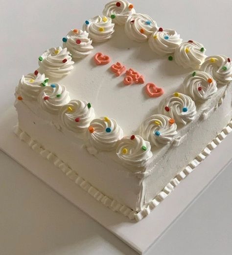 Retro Sheet Cake, Birthday Cake Square Ideas, Square Vintage Cake, Rectangle Cake Ideas, Baby Cake Design, Square Birthday Cake, Square Cake Design, Lunch Box Cake, Cake Decoration Birthday