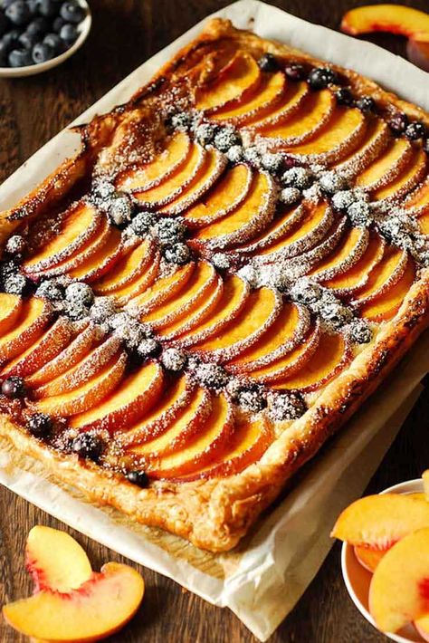 Peach Tart Recipes, Peach Puff Pastry, Cream Cheese Puffs, Puff Pastry Recipes Dessert, Cream Cheese Puff Pastry, Dessert Pies, Summer Grill, Tart Pie, Pastries Recipes Dessert