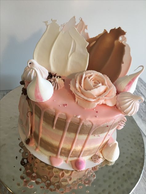 Pink and brown striped drip cake Pink And Brown Birthday Cake, Chocolate Shard Cake, Brushstroke Cake, Brown Cake, White Birthday Cakes, Striped Cake, Rosette Cake, Sweet 16 Decorations, Pink Chocolate