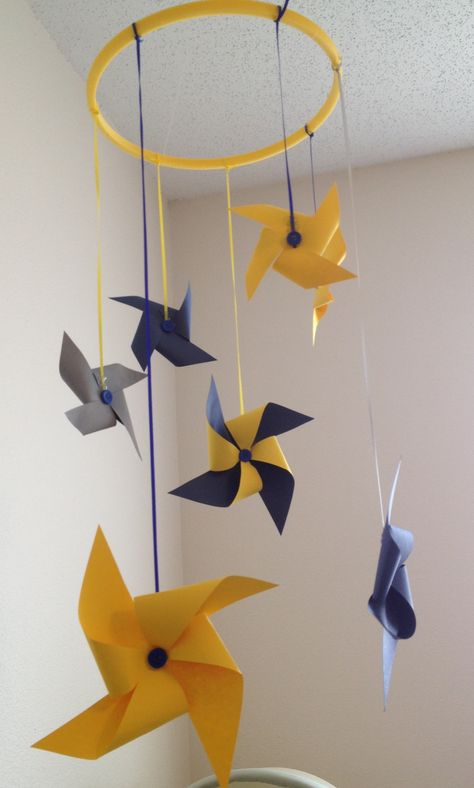 Pinwheel Mobile-made from card stock paper and hung on an embroidery hoop and frame with ribbon. Pinwheels Decorations, Daycare Baby Room Ideas, Classroom Ceiling Decorations, Pinwheel Decorations, Classroom Ceiling, Pinwheel Craft, 14th Birthday Party Ideas, Muslim Kids Activities, Card Stock Paper