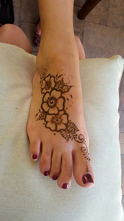 Simple Henna Designs For Leg, Henna Designs On Leg Simple, Henna Flower Hand Designs, Henna On Feet Design Simple, Cute Henna Designs On Thigh, Leg Henna Designs Simple Beautiful, Henna Design On Foot, Feet Henna Designs Simple Easy, Small Leg Henna Designs