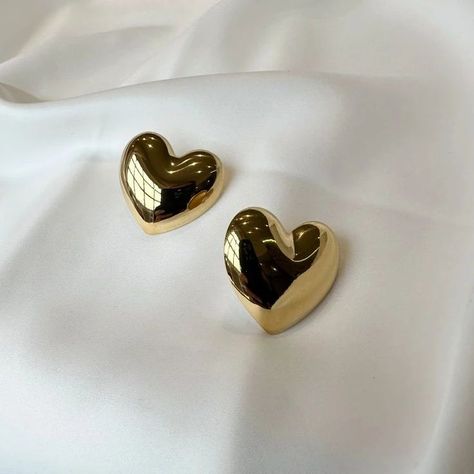 Heart Shape Jewelry, Gold Pendants For Men, 3d Heart, Heart Shaped Earrings, Classy Jewelry, Jewelry Lookbook, Fashion Jewelry Earrings, Beaded Rings, Stylish Jewelry