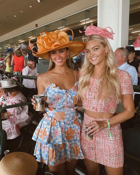 Simple Derby Outfits, Modern Derby Outfits, Womens Race Day Outfits, Kentucky Derby Date Party Outfit Sorority, Derby Hairstyles With Hat, Kentucky Derby Aesthetic Vintage, Women Derby Outfit, Spring Horse Race Outfit, Thurby Kentucky Derby Outfit