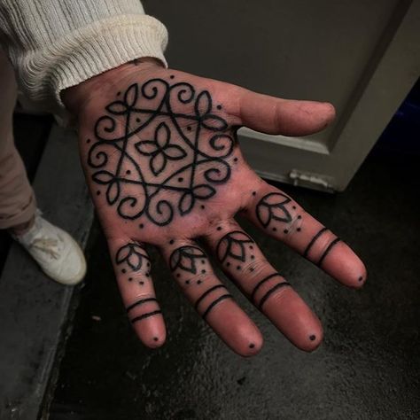 Ornamental Finger Tattoo, Palm Tattoo Hand, Hand Palm Tattoos, Punk Tactics, Palm Tattoo, Love Symbol Tattoos, Henne Tattoo, Le Tattoo, Jagua Henna