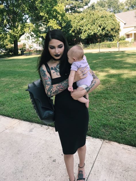 Emo Mom Style, Goth Family Aesthetic, Grunge Mom Aesthetic, Pregnant Grunge Outfits, Maternity Goth Outfits, Alt Family Pictures, Emo Maternity Outfits, Emo Mom Aesthetic, Alt Family