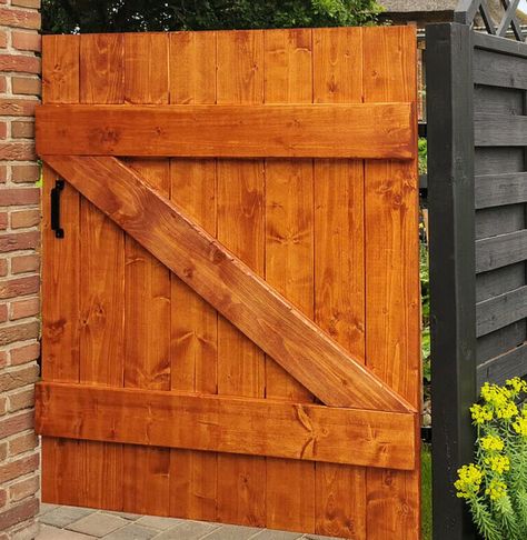 20 DIY Garden Gate Ideas and Plans Wood Gate Ideas, Diy Garden Gate, Build Your Own Garden, Garden Gate Ideas, Diy Gate, Wrought Iron Garden Gates, Wooden Garden Gate, Garden Gates And Fencing, Metal Garden Gates