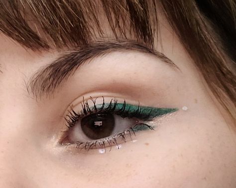 Green Graphic Eyeliner Looks, Green Liner Eye Makeup, Graphic Eyeliner Deep Set Eyes, Deep Set Eyeliner, Makeup Looks For Deep Set Eyes, Graphic Liner Deep Set Eyes, White Eyeliner For Hooded Eyes, Minimal Graphic Liner, Dark Green Eyeliner Looks