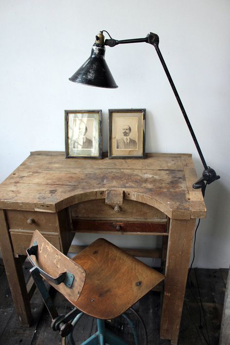 . Adventurer Bedroom, Desk Curved, Old Wooden Desk, Lamp Study, Anglepoise Lamp, Old Desks, Design Industrial, Wooden Desk, Diy Desk