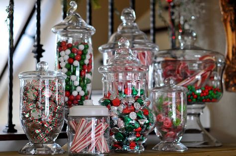 Christmas treats Christmas Candy Jar Ideas, Christmas Candy Buffet, Christmas Candy Bar, White Christmas Party, Christmas Candy Jars, Holiday Party Ideas, Chirstmas Decor, Jar Display, Candy Display