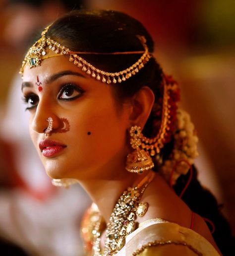 Stunning Telugu Bride and her diamond jewellery Indian Bridal Looks, Telugu Bride, Bridal Sarees South Indian, Indian Bridal Photos, Indian Bride Outfits, Indian Bridal Hairstyles, Indian Bridal Wear, Bridal Hair Jewelry, Indian Bridal Fashion