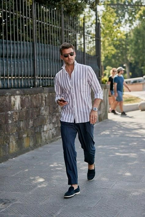 Mens Clothing Styles Modern Gentleman, Sprezzatura Style, Vertical Striped Shirt, Mens Business Casual, Spring Outfits Men, Streetwear Essentials, Disco Outfit, Street Style Trends, Mens Fashion Casual Outfits