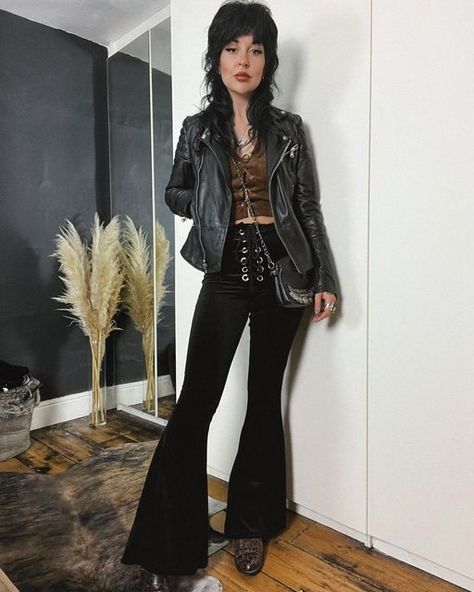 Rockstar Ideas Outfit, Metal Band Outfits Women, Bell Bottom Jeans Outfit Grunge, Rockstar Glam Outfits, 70s Rock Outfits Women, Rock And Roll Party Outfit, Rocker Girl Outfits Rock Style, 80s Rocker Fashion, 80s Fashion Rocker Women