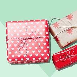 We Tried That Viral Gift-Wrapping Trick—and We’ve Got Bad News for You Wrap A Present, Colored Tape, Old Greeting Cards, How To Wrap, Unique Gift Wrapping, Wrapping Party, Creative Gift Wrapping, Diy Gift Wrapping, Holiday Gift Tags