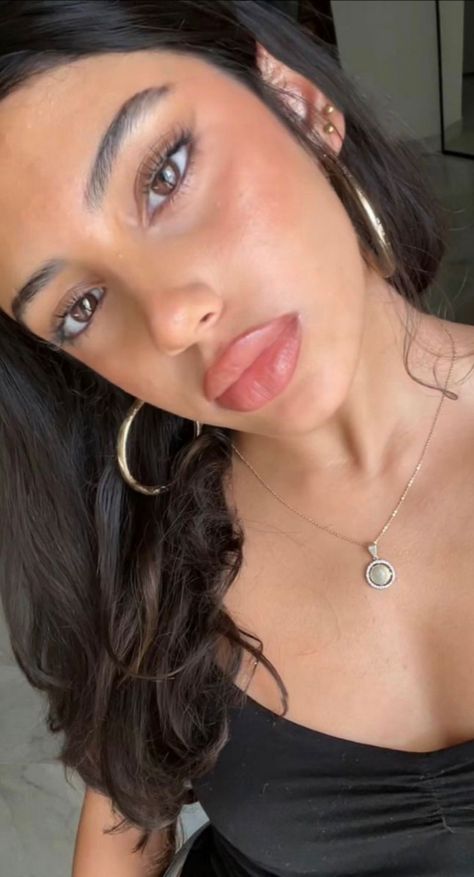 Clwan Girl Asthetic, Latina Clean Girl Makeup, Brown Girl Clean Makeup, Clean Latina Makeup, Latina Natural Makeup, Light Skin Girl Makeup, Natural Latina Makeup, Latina Girl Aesthetic, Latina Makeup Looks