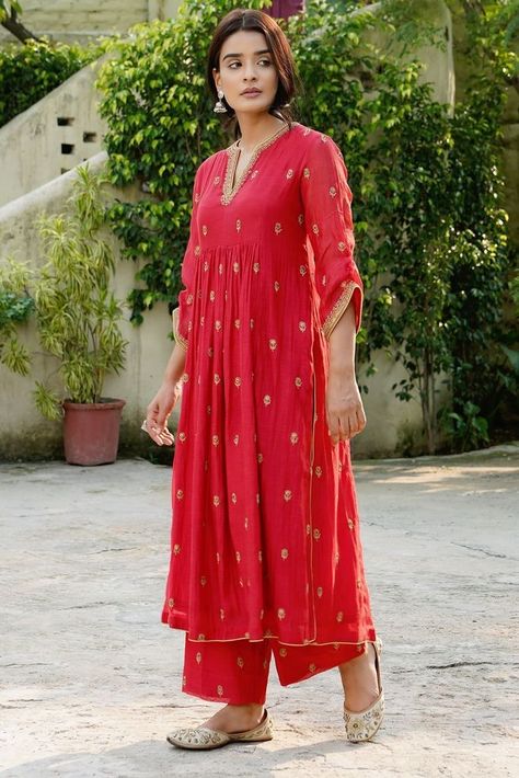 Red Boho Dress, Girls Dresses Sewing, Simple Kurta Designs, Designer Kurti Patterns, Casual Indian Fashion, Long Kurti Designs, Salwar Kamiz, Dress Design Patterns, Trendy Dress Outfits