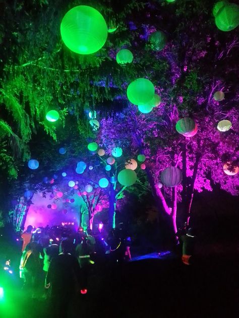 ELECTRIC RUN NEON TREES #BlankExtremeEntertainment http://blankextremeentertainment.com/ Neon Garden Party, Outdoor Blacklight Party, Uv Light Party, Into The Woods Festival, Neon Christmas Party, Rave Decor, Neon Night Party, Neon Event, Rave Theme